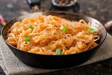 Что добавить в капусту во время жарки, чтобы нейтрализовать характерный плохой запах