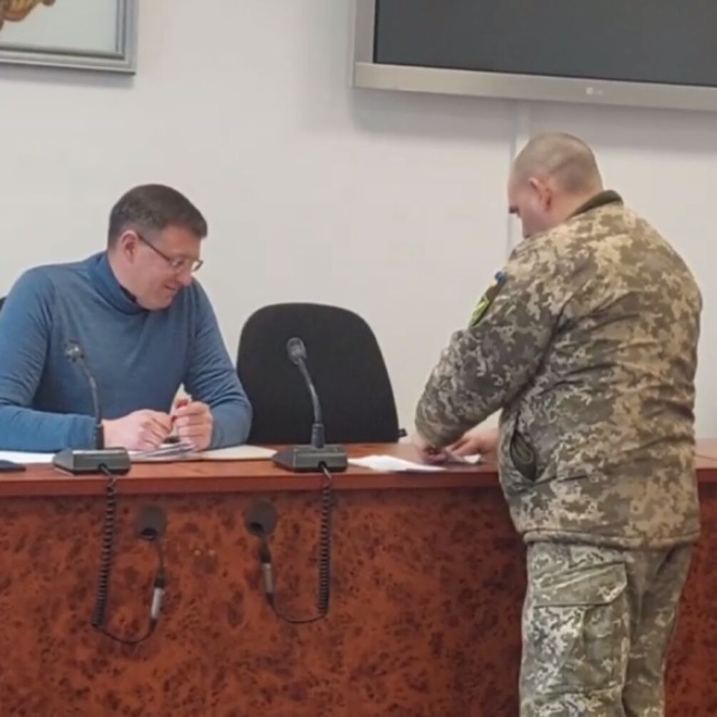 Включая мэра: чиновникам горсовета на Киевщине массово вручили повестки (видео)