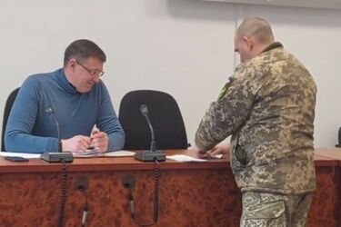 Включая мэра: чиновникам горсовета на Киевщине массово вручили повестки (видео)