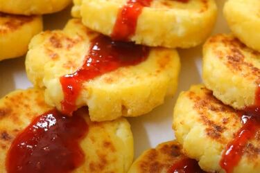 Без сахара и пшеничной муки: простой рецепт полезных творожников на завтрак