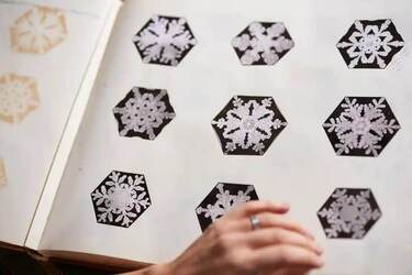 Альбом с изображением снежинок ученого Уилсона Бентли оцифровали и выложили в сеть