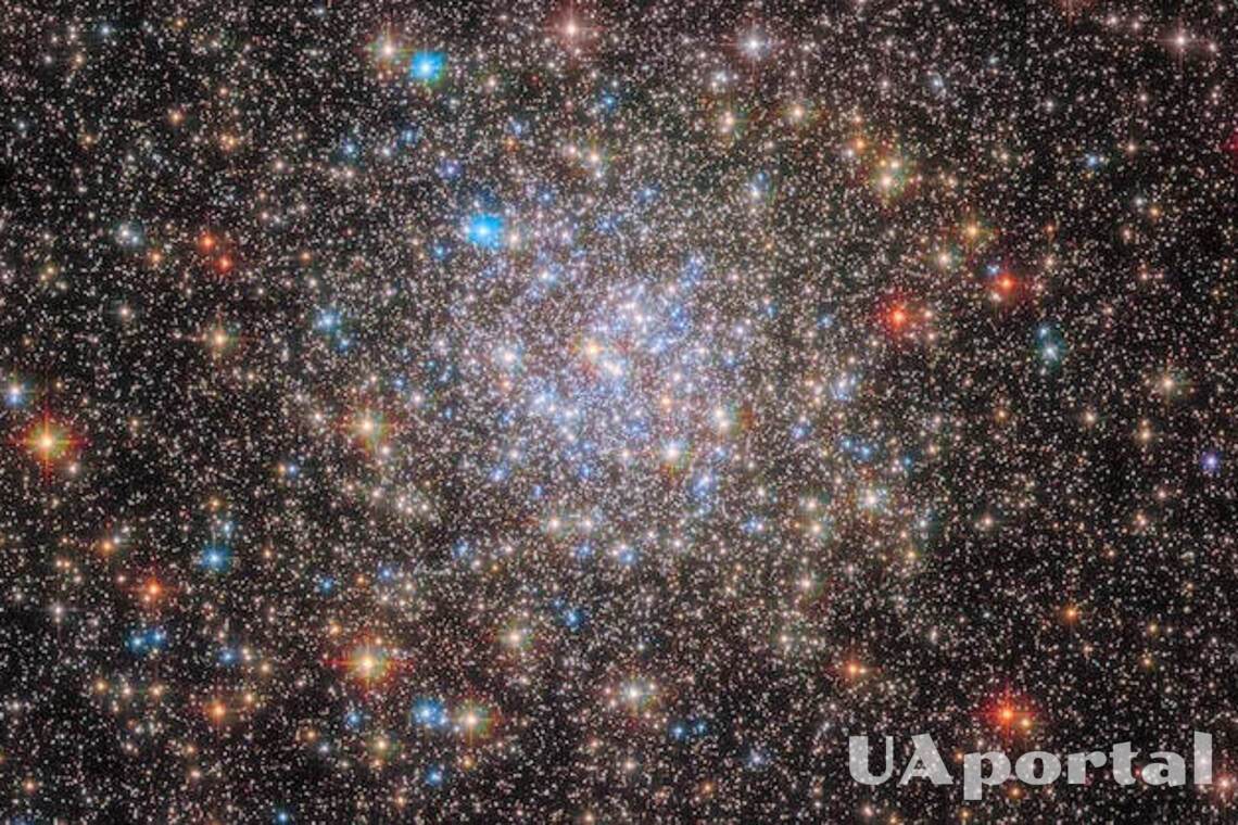 Космічний телескоп Габбл зробив знімок зіркового скупчення NGC 6355, що виглядає як новорічний феєрверк