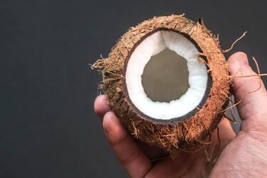 Корисні прийоми, як розколоти шкаралупу кокосового горіха