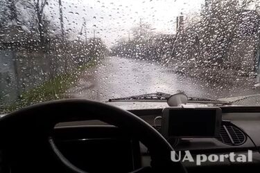 How to remove a hazy residue on the car windshield: use potatoes and lemon