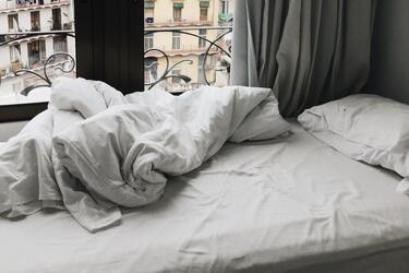 Требуются несколько секунд и напарник: как быстро заправить одеяло в пододеяльник (видео)