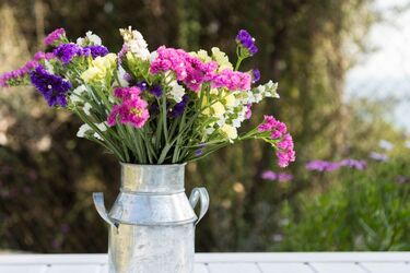 Узнайте, как дольше сохранить цветы в вазе свежими