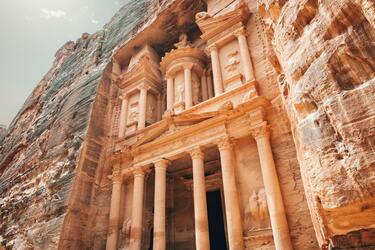 Раскройте истории, стоящие за величественными сооружениями, и откройте инженерное мастерство прошлых цивилизаций.