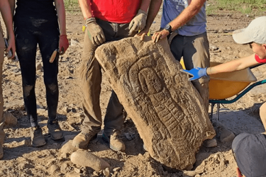 В Испании нашли погребальную стелу в возрасте 3000 лет: проливает свет на ритуалы далеких предков