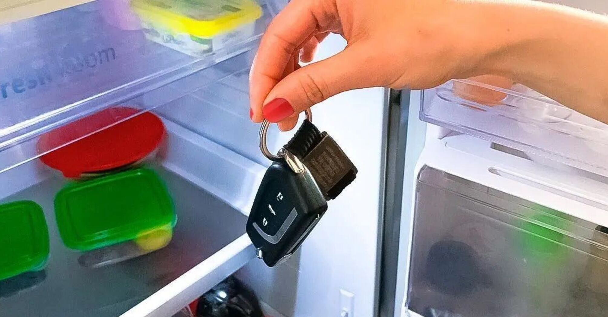 Dlaczego warto trzymać kluczyki do samochodu w lodówce?