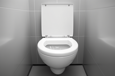 Доглядайте за зливним бачком без іржі та накипу