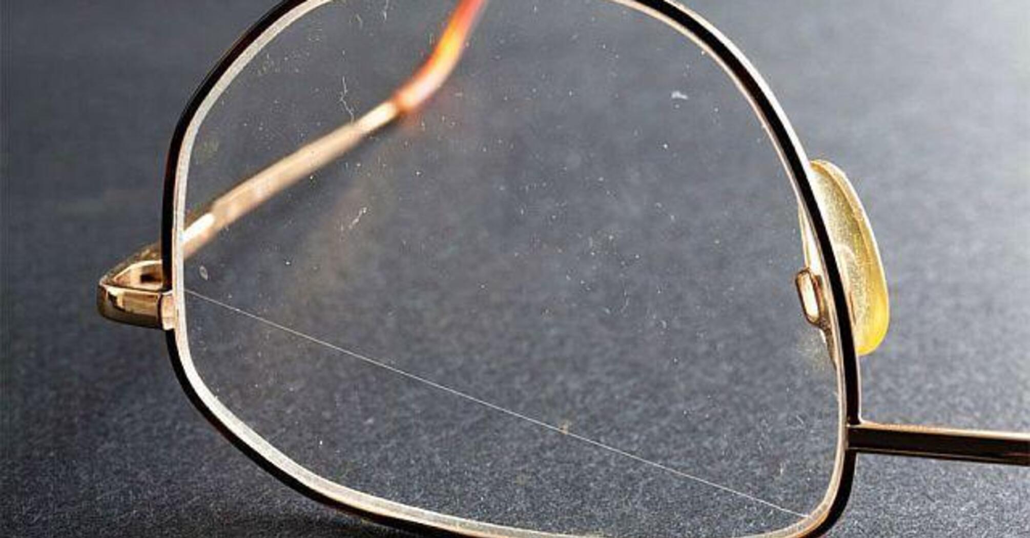 How to remove scratches on the lenses of glasses