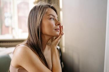 Ці звички старять шкіру більше, ніж куріння