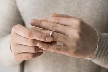 Как снять кольцо с опухшего пальца