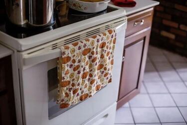 To niebezpieczne: nigdy nie wieszaj ręczników kuchennych na drzwiczkach piekarnika