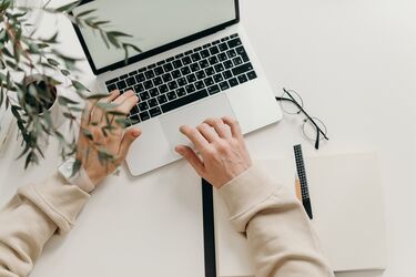 Jak samodzielnie wyczyścić klawiaturę laptopa: przydatne wskazówki