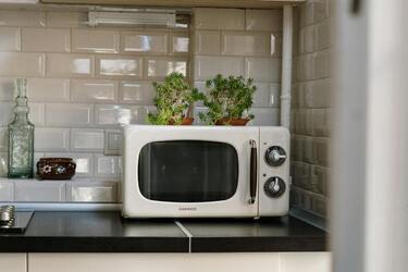 Как быстро очистить микроволновку: простой лайфхак