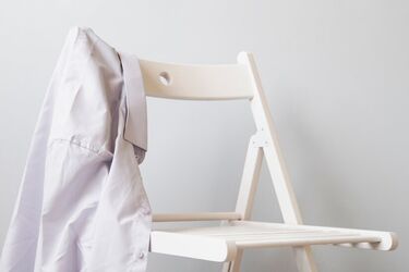 Почему нельзя вешать одежду на спинку стула