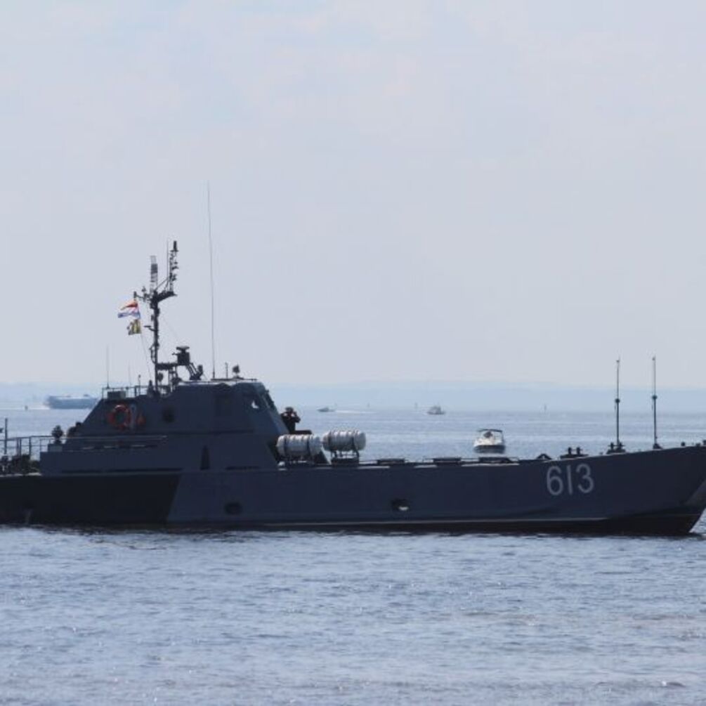 ГУР показало відео атаки на Крим: уражено десантні кораблі окупантів
