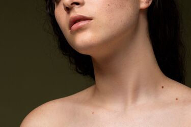 What omens do moles on the body carry