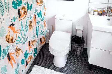 Чому потрібно закривати кришку унітазу