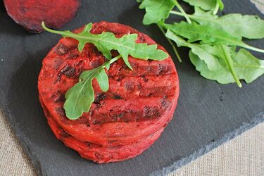 Яркий завтрак: рецепт свекольных панкейков