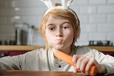 Новый тренд в TikTok: действительно ли можно 'загореть', поедая морковь