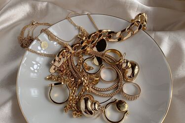 How to restore shine to jewelry