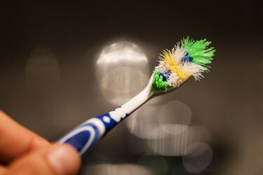 Як використовувати стару зубну щітку