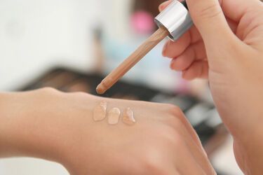 Як швидко вивести плями від тонального засобу з одягу: прості способи