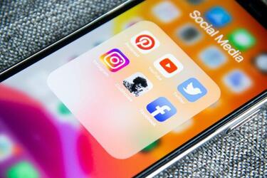 Jak zyskać popularność w mediach społecznościowych: skuteczne wskazówki