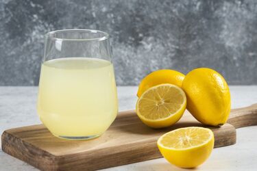 How to squeeze lemon juice easily