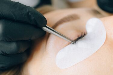 Eyelash extensions: advantages and disadvantages of the procedure