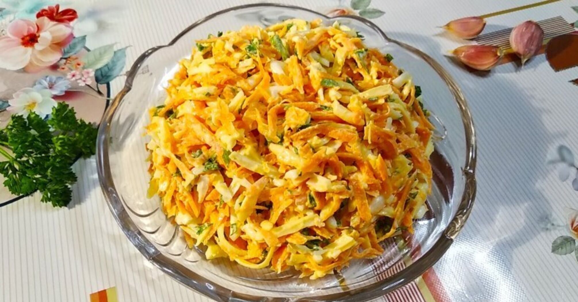 How to quickly make a salad with carrots and eggs