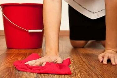 Чому варто мити підлогу червоною ганчіркою: повір'я