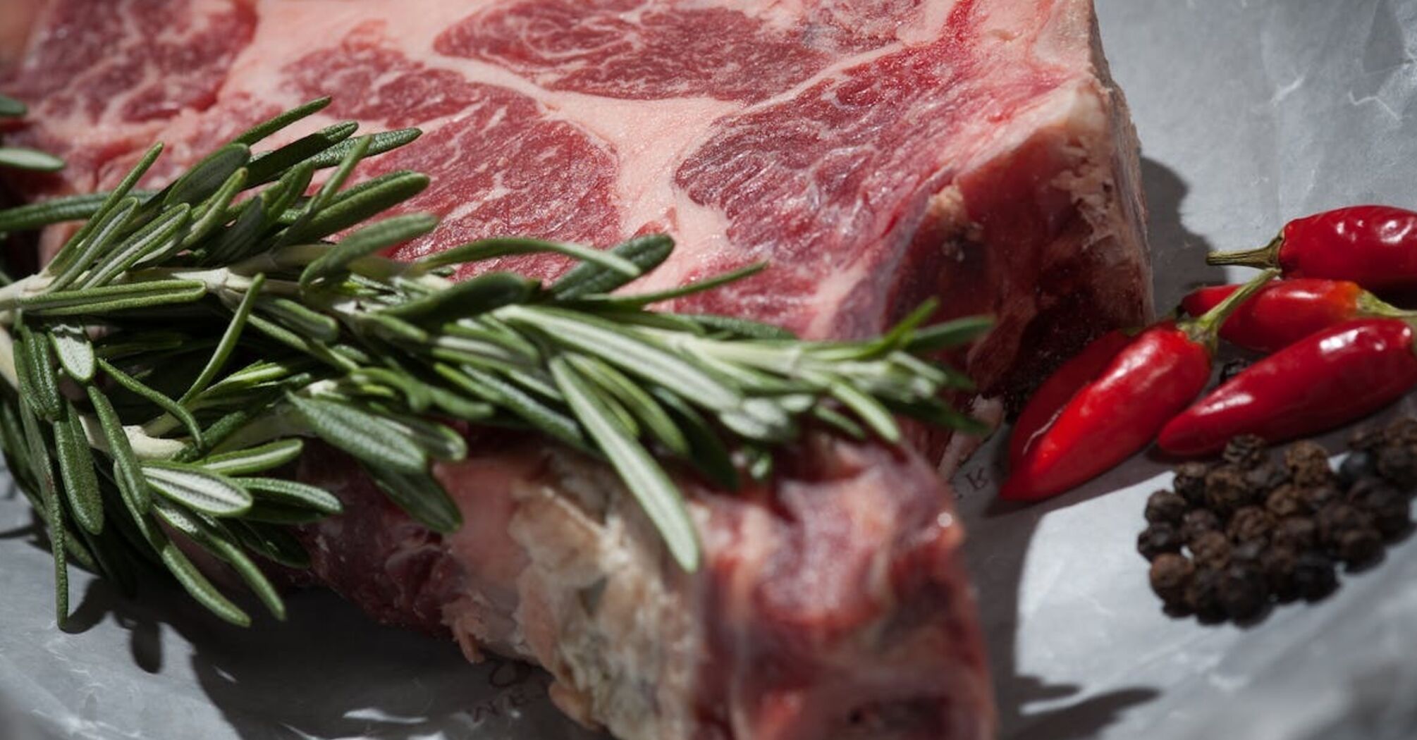 Зачем перед приготовлением стейка класть мясо в микроволновку: советы физика