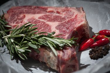 Для чого перед приготуванням стейка класти м'ясо у мікрохвильовку: поради фізика