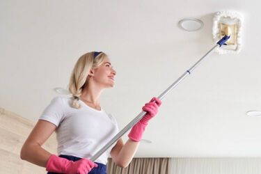 Як швидко вимити натяжну стелю: прості способи