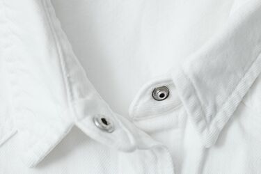 Как легко очистить засаленные воротнички без стиральной машины: простой способ