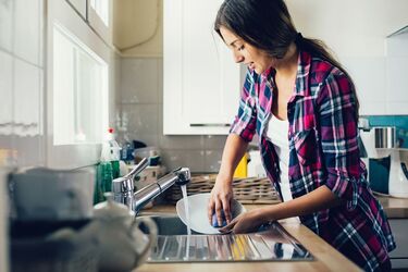 Чому не варто мити посуд у гостях: забобони та заборони