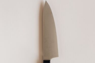 Почему не стоит нож оставлять на столе на ночь: народные предрассудки