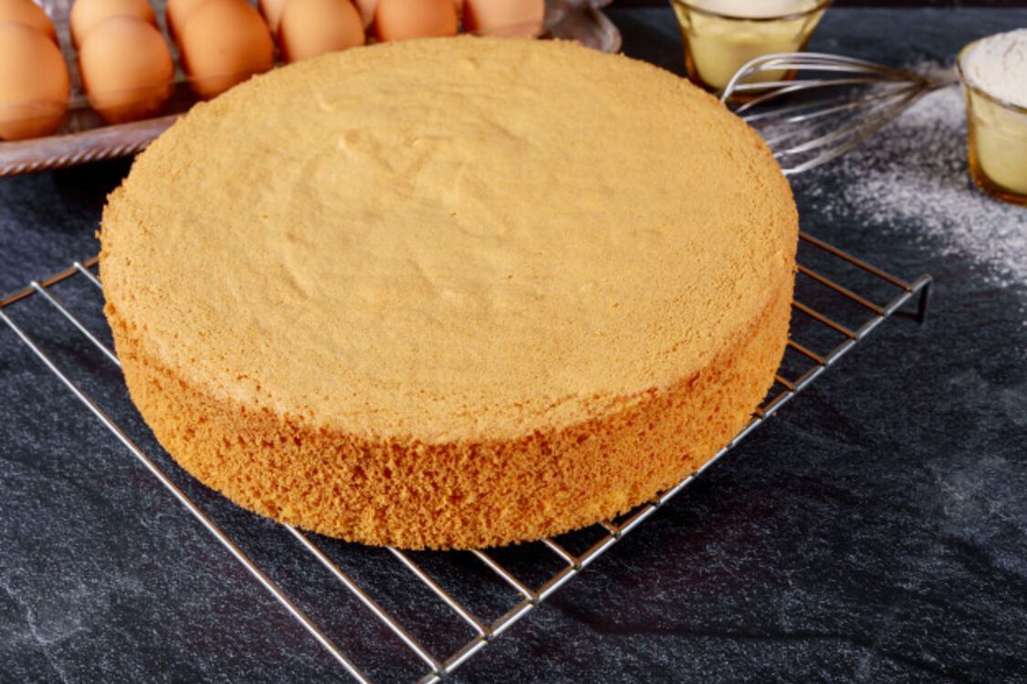 How to make the perfect level sponge cake for a cake: a culinary life hack