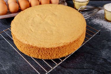 How to bake a level sponge cake