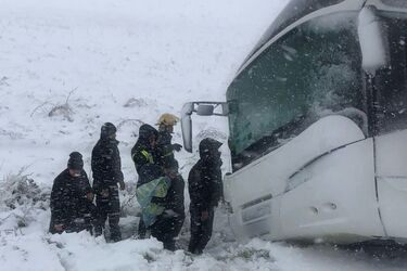 На Одещині – масові ДТП через снігопади: в Ізмаїльському районі у кювет з'їхав автобус з 22 пасажирами (фото, відео)