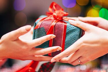 Що робити з подарунками від неприємних людей: підказки з народних прикмет