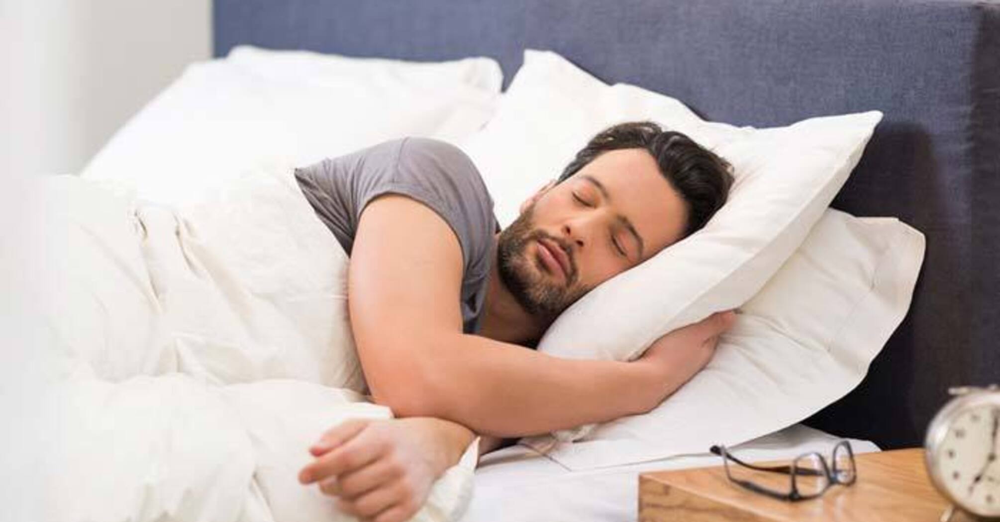 Чому не можна спати на двох подушках: народні прикмети 