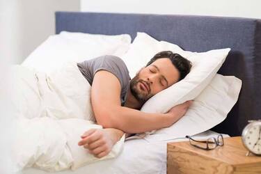 Чому не можна спати на двох подушках: народні прикмети 