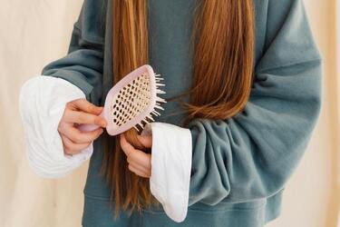 Як без зусиль почистити гребінець для волосся: простий та ефективний лайфхак