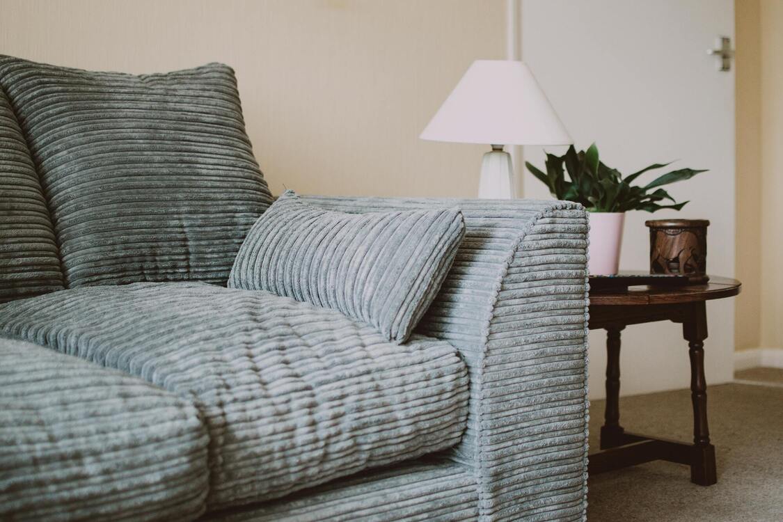 Як усунути неприємні запахи з диванів та крісел: дієві лайфхаки для господинь