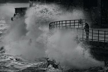 В Криму штормовий вітер зривав дахи, величезні хвилі змили набережну (відео)