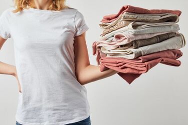Як вивести запах поту з одягу без прання: дієві лайфхаки